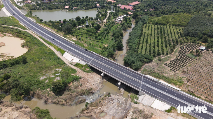 Khu vực cầu Sông Phan thuộc km24+384 thuộc dự án cao tốc Phan Thiết - Dầu Giây cần được rà soát, kiểm tra lại số liệu thủy văn để tránh hiện tượng ngập - Ảnh: ĐỨC TRONG