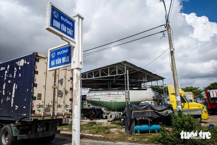 Một gara sửa chữa xe tải mọc lên trên khu đất công tại góc đường Đinh Văn Chất và Hà Văn Mao - Ảnh: TẤN LỰC 