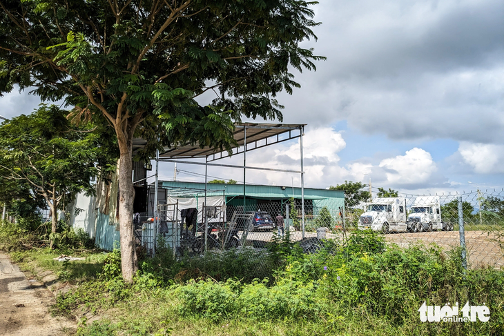 Một bãi đậu xe dựng hàng rào và nhà tiền chế đã đưa vào hoạt động trên khu đất góc đường Nguyễn Bá Loan - Bờ Đằm 2 
