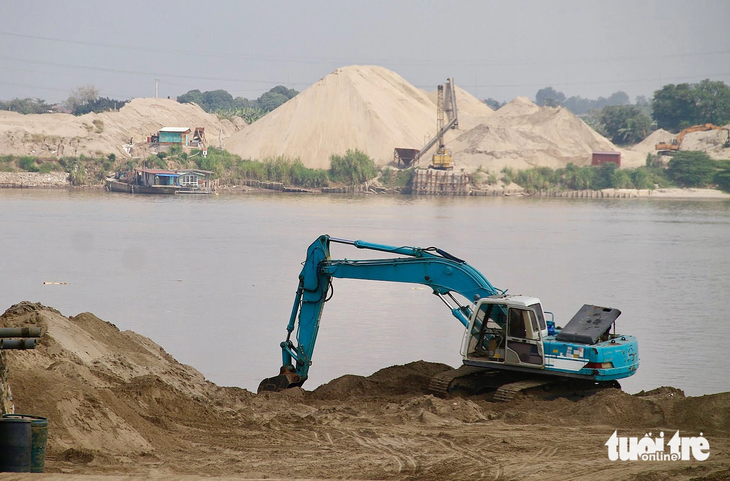 Một mỏ cát được khai thác ở Hà Nội - Ảnh: NAM TRẦN