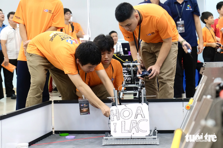 Đội tuyển robot của các trường tham gia thi đấu tại sự kiện - Ảnh: NGUYÊN BẢO