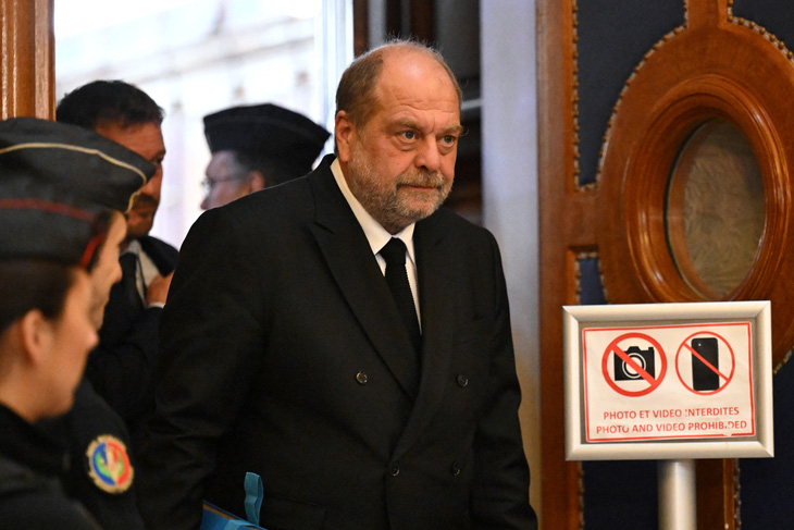Bộ trưởng Tư pháp Pháp Eric Dupond-Moretti rời phiên tòa ở Paris, Pháp, ngày 6-11- Ảnh: AFP
