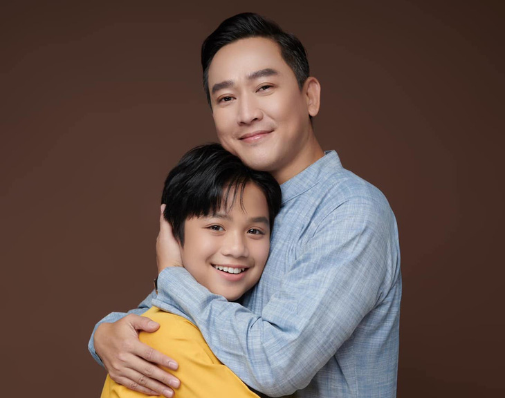Diễn viên Hạo Khang (trái) vai cậu bé An và diễn viên Hứa Vĩ Văn vai thầy giáo Bảy trong phim Đất rừng phương Nam - Ảnh: ĐPCC