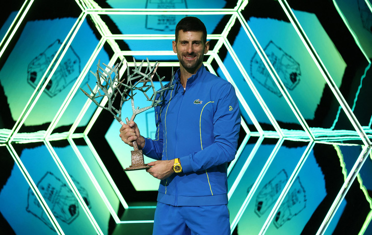 Djokovic vẫn vô địch Giải Paris Masters dù bị chứng đau bao tử hành hạ - Ảnh: Reuters
