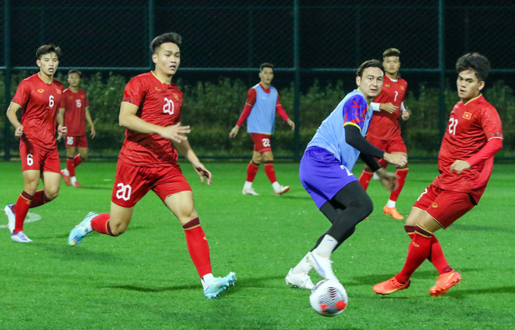 Việt Anh (20) có thể đá cánh phải thay Duy Mạnh hoặc đá ở giữa thay Quế Ngọc Hải - Ảnh: VFF