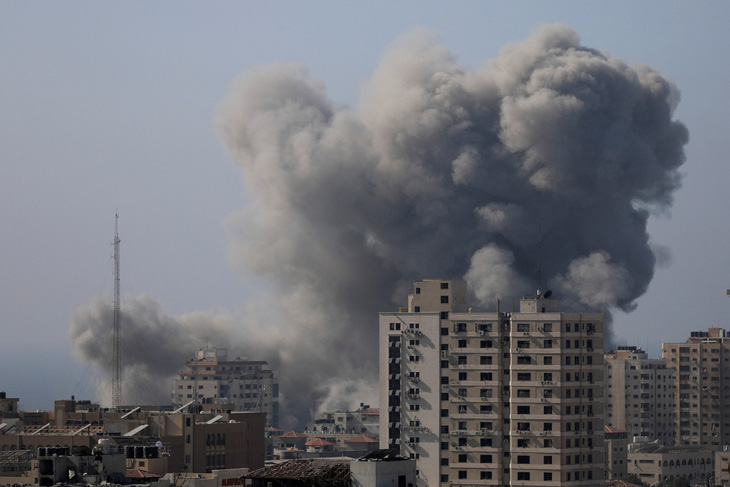 Khói bốc lên sau các cuộc tấn công của Israel tại thành phố Gaza, phía bắc Dải Gaza ngày 6-11 - Ảnh: REUTERS