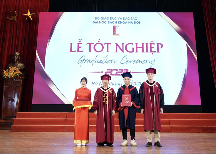 Hà Việt Hoàng vừa tốt nghiệp bằng kỹ sư loại giỏi của Đại học Bách khoa - Ảnh: NVCC