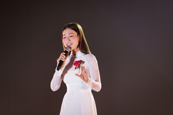 Á hậu - MC Hoàng Oanh gây xúc động khi thể hiện ca khúc về mẹ trong phần thi tại &quot;Chị đẹp đạp gió rẽ sóng 2023&quot; - Ảnh: BTC
