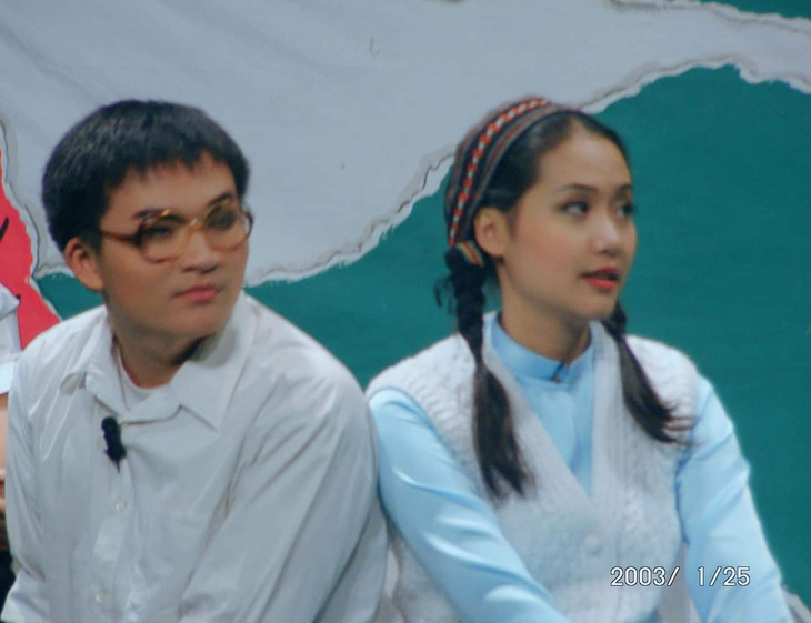 Nghệ sĩ Hồng Ánh (bìa phải) và Đại Nghĩa trong vở Hãy yêu nhau đi 20 năm trước - Ảnh: NVCC