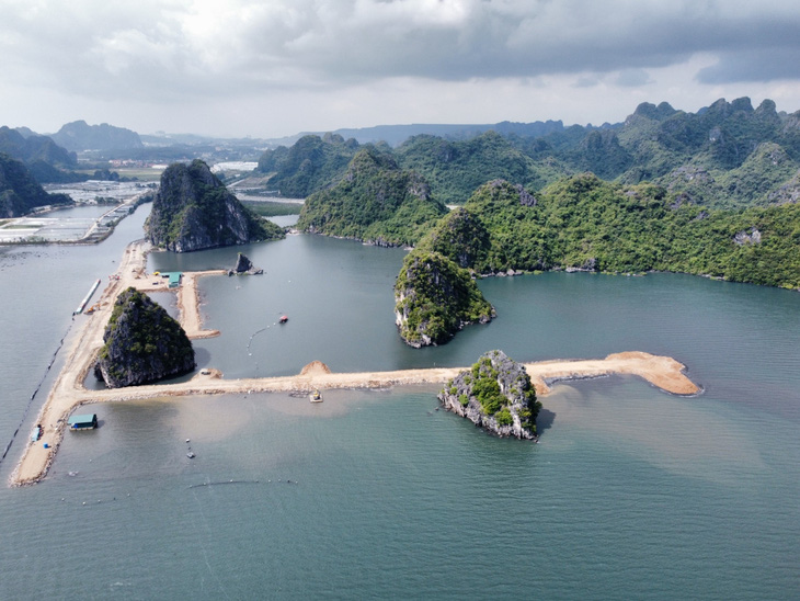 Nhiều chuyên gia khuyến nghị nên rà soát, điều chỉnh dự án khu đô thị lấn vùng đệm vịnh Hạ Long cho phù hợp - Ảnh: TIẾN THẮNG