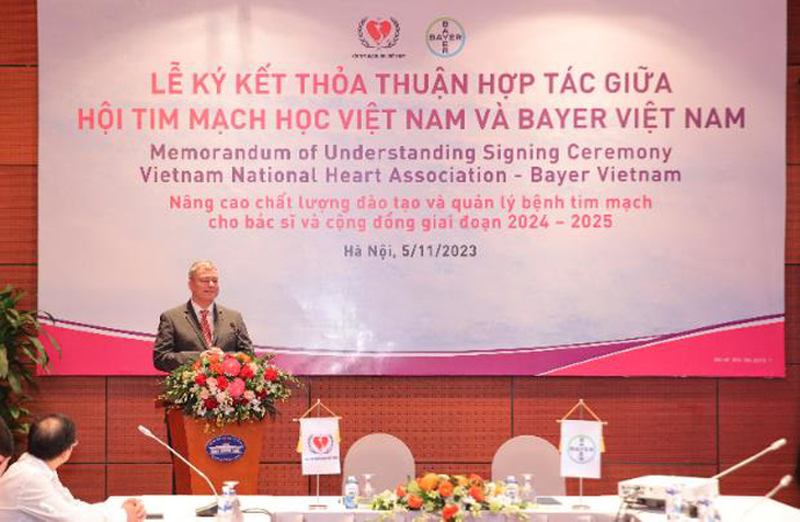 Ông Ingo Brandenburg - tổng giám đốc Bayer Việt Nam - cho biết những nỗ lực của Bayer trong việc thúc đẩy nghiên cứu phát triển các giải pháp sáng tạo giúp nâng cao hiệu quả điều trị cho người bệnh - Ảnh: Nhật Minh