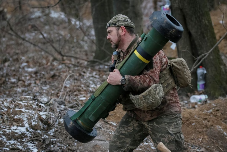 Một quân nhân Ukraine ôm hệ thống tên lửa Javelin tại tiền tuyến ở khu vực phía bắc Kiev, Ukraine, hồi tháng 3-2022 - Ảnh: REUTERS