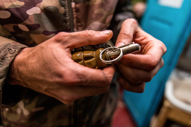Con trai một trợ lý của tổng tư lệnh quân đội Ukraine đã vô tình chơi lựu đạn, gây ra cái chết thương tâm của người cha - Ảnh: AOI