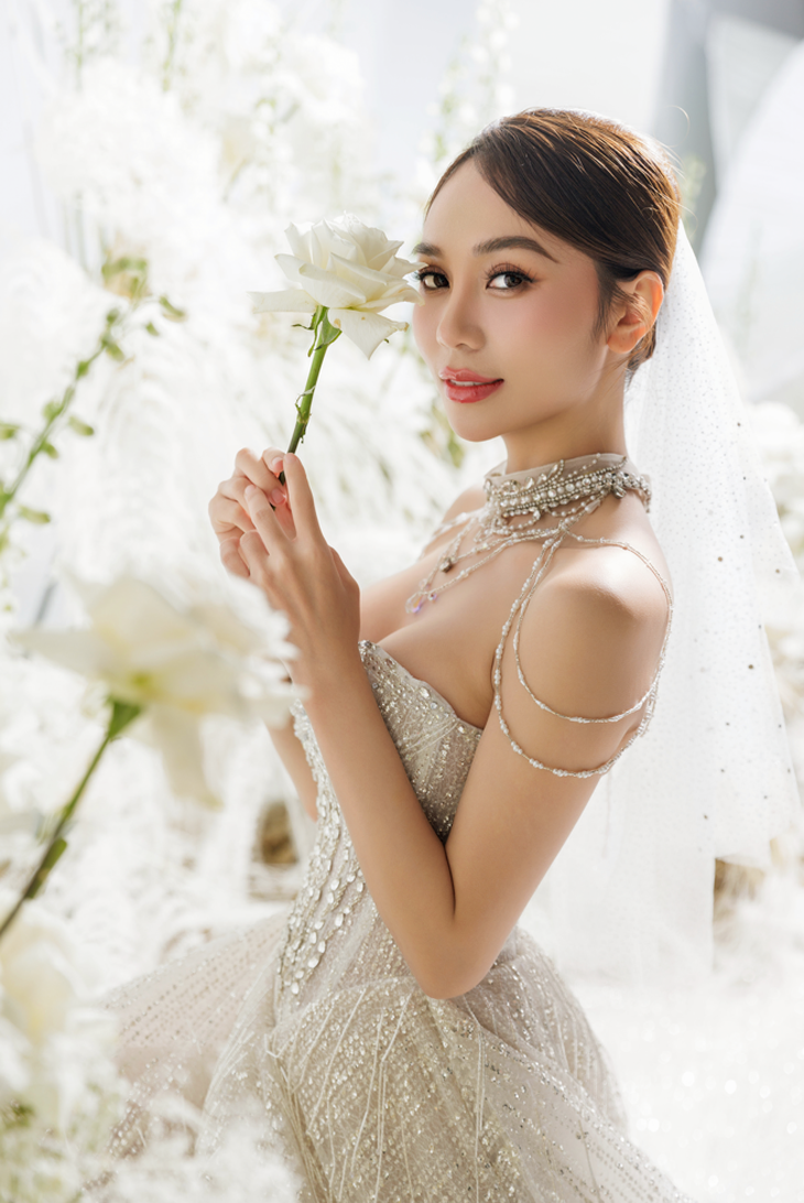 Miss Fire Vietnam 2023 Kim Chi xuất hiện lộng lẫy trong bộ sưu tập váy cưới của NTK Linh Nga. Thiết kế được tạo nên từ hàng ngàn sợi silicon mini may trên từng lớp organza trong suốt, tạo hiệu ứng 3D uốn lượn mềm mại.