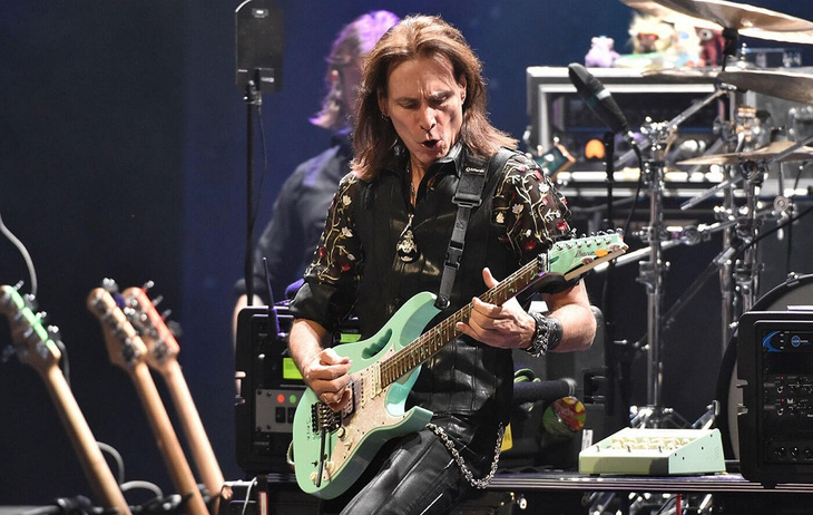 Steve Vai trên sân khấu cùng cây guitar quen thuộc