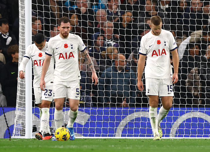 Sự thất vọng của các cầu thủ Tottenham khi vỡ trận trong những phút cuối - Ảnh: REUTERS