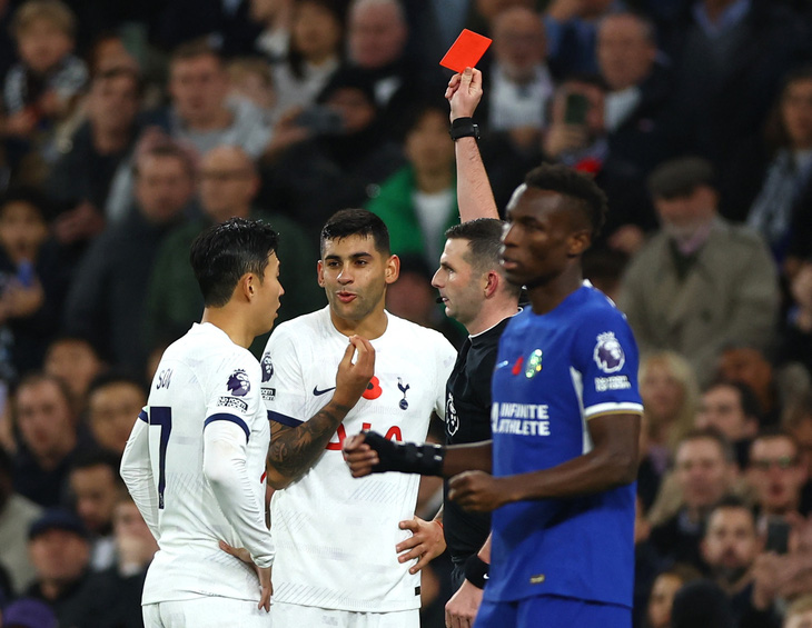 Romero gây họa với chiếc thẻ đỏ và khiến Tottenham bị thổi phạt đền - Ảnh: REUTERS