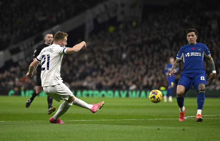 Kulusevski sớm mở tỉ số cho Tottenham - Ảnh: REUTERS