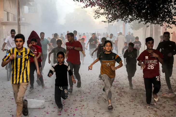 Trẻ em ở phía Nam Dải Gaza bỏ chạy khi Israel không kích ngày 6-11 - Ảnh: AFP