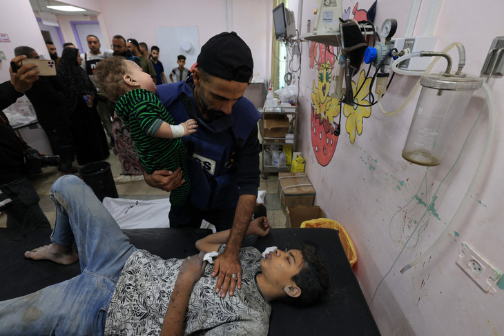 Trẻ em bị thương sau cuộc không kích của Israel ở trại al-Maghazi, trung tâm Dải Gaza, ngày 5-11 - Ảnh: AFP