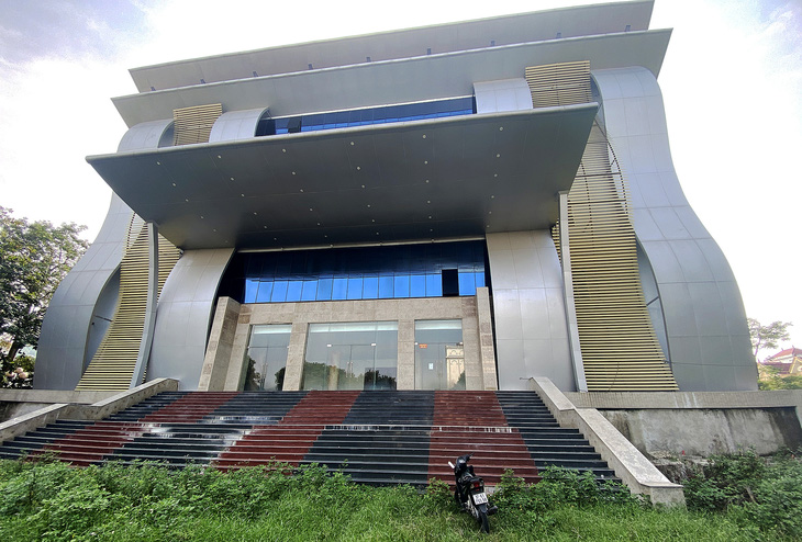 Trung tâm ví giặm Nghệ Tĩnh đã xây dựng gần 70 tỉ đồng phải “đắp chiếu” vì thiếu vốn  - Ảnh: DOÃN HÒA