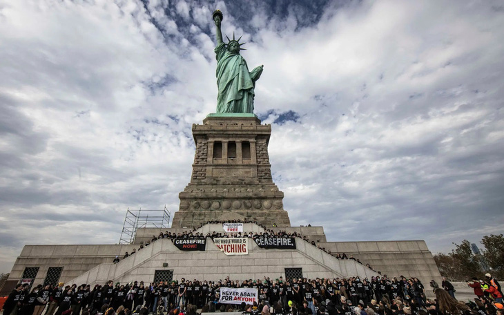 Người Do Thái "chiếm lấy" tượng Nữ thần Tự do ở New York, đòi ngừng bắn ở Gaza