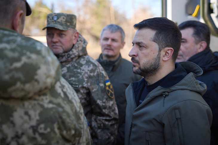 Tổng thống Ukraine Volodymyr Zelensky (áo đen) đứng cạnh Tổng tư lệnh Các lực lượng vũ trang Ukraine Valery Zaluzhnyi và những người khác hôm 3-11 - Ảnh: REUTERS