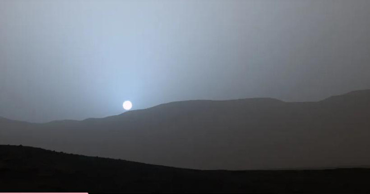 Cảnh hoàng hôn xanh ở sao Hỏa được xe tự hành Curiosity phát hiện - Ảnh: NASA