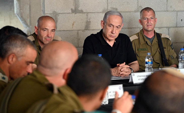 Thủ tướng Benjamin Netanyahu thăm căn cứ quân sự ở Tze'elim, Israel, ngày 7-11 - Ảnh: REUTERS