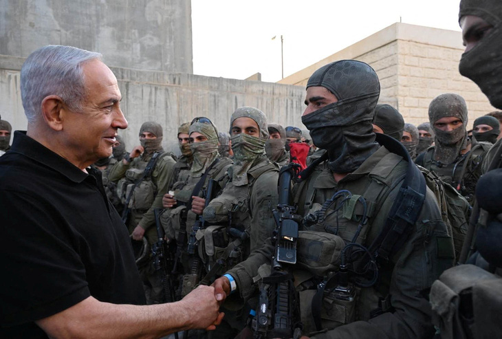 Tổng thống Israel Benjamin Netanyahu bắt tay các binh lính tại căn cứ ở Tze'elim ngày 7-11 - Ảnh: REUTERS