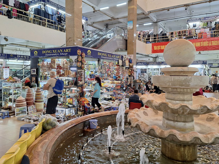 Tầng trệt tại chợ Đồng Xuân, Hà Nội - Ảnh: SCMP