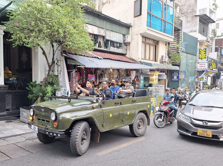 Du khách tham quan Hà Nội bằng xe Jeep - Ảnh: SCMP