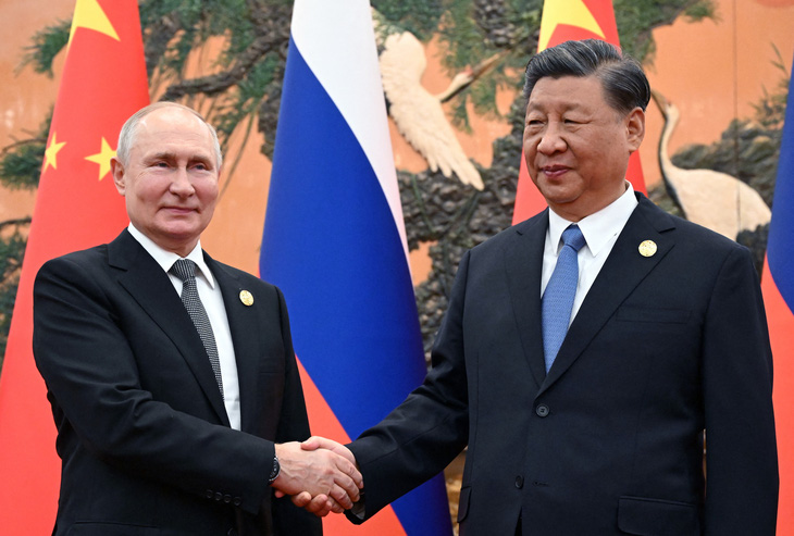 Tổng thống Nga Vladimir Putin gặp Chủ tịch Trung Quốc Tập Cận Bình tại Bắc Kinh ngày 18-10. Mỹ cho rằng ông Putin sẽ không dự APEC tại California - Ảnh: AFP