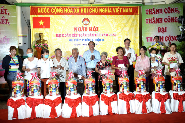 Lãnh đạo Thành ủy, Ủy ban MTTQ Việt Nam TP trao các phần quà cho các hộ gia đình có hoàn cảnh khó khăn trên địa bàn - Ảnh: HỮU HẠNH