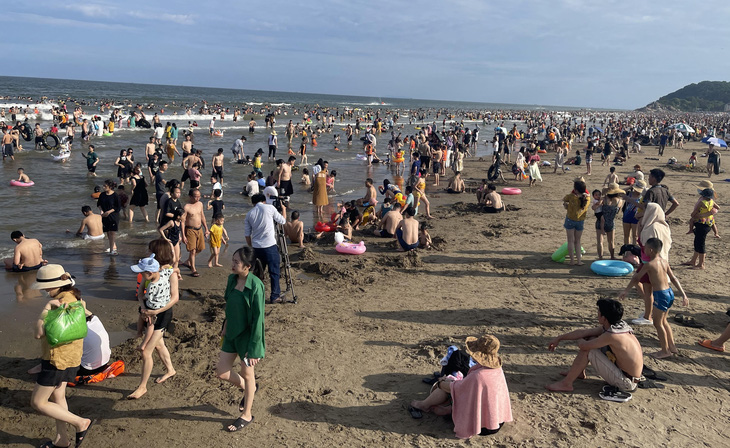 Bãi biển Sầm Sơn (Thanh Hóa) đông nghẹt du khách vào mùa hè - Ảnh: HÀ ĐỒNG