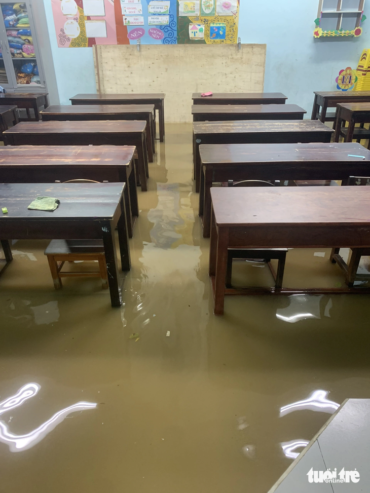 Lớp học ngập nước đêm 7-11. Trường tiểu học Hồng Quang cũng là trường chịu thiệt hại nặng nhất trong trận ngập lịch sử tháng 10 năm ngoái 