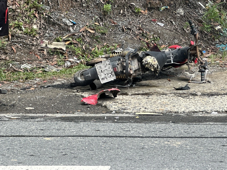Xe máy hư hỏng sau vụ tai nạn liên hoàn - Ảnh: Công an cung cấp