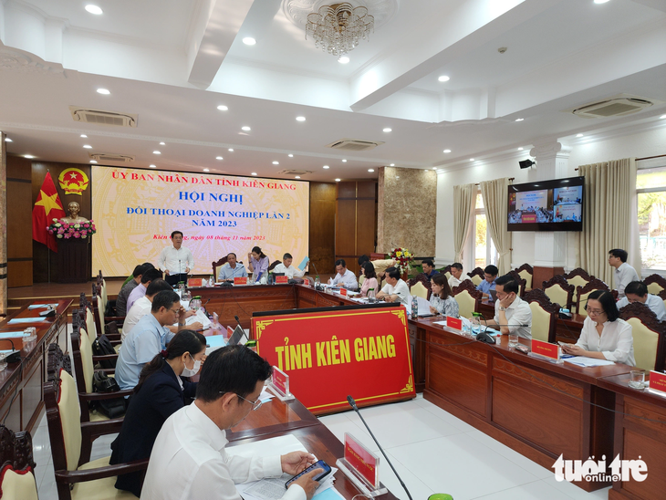 Toàn cảnh buổi đối thoại giữa lãnh đạo UBND tỉnh Kiên Giang với các doanh nghiệp - Ảnh: BỬU ĐẤU