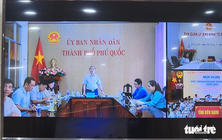 Ông Đoàn Văn Tiến - phó chủ tịch UBND TP Phú Quốc - phát biểu tại điểm cầu trực tuyến đối thoại với doanh nghiệp - Ảnh: BỬU ĐẤU