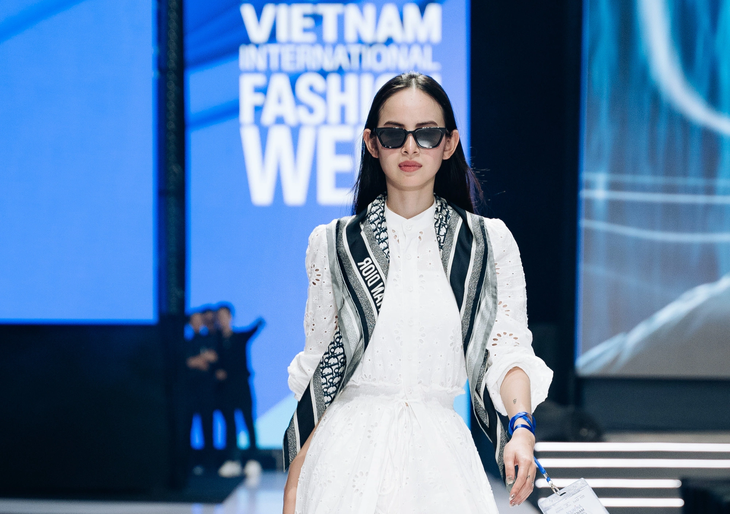 Người mẫu tập luyện trong buổi tổng duyệt &quot;Vietnam International Fashion Week 2023&quot; - Ảnh: BTC