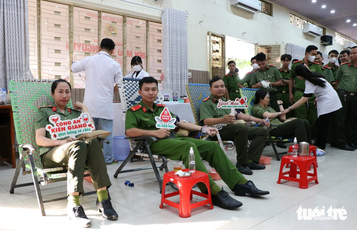 Đông đảo cán bộ, chiến sĩ Công an tỉnh Kiên Giang hiến máu để kịp thời cứu bệnh nhân - Ảnh: CHÍ CÔNG