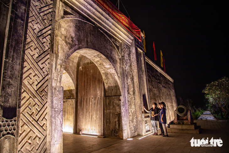 Du khách tham quan Thành cổ Quảng Trị vào ban đêm - Ảnh: HOÀNG TÁO