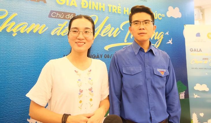 Gia đình vợ chồng anh Nguyễn Lê Trung Hiếu từ TP.HCM ra Hà Nội dự chương trình gala - Ảnh: HÀ THANH