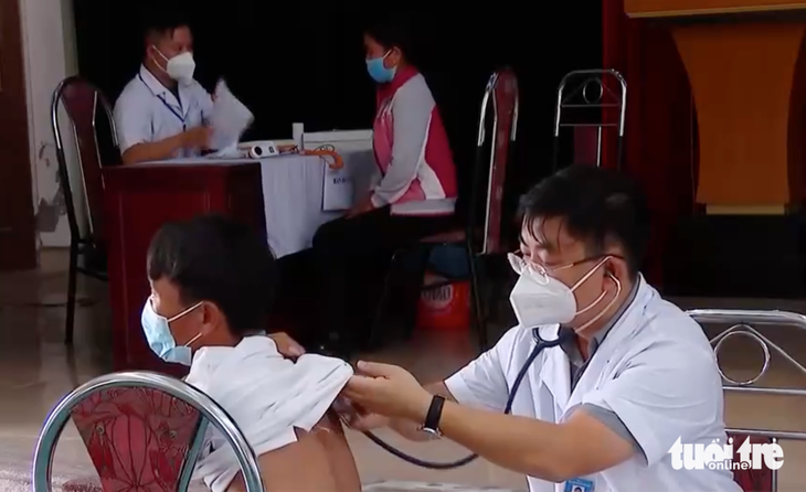 Các bác sĩ khám sức khỏe cho các công nhân Công ty Châu Tiến để xác định bệnh bụi phổi - Ảnh: DOÃN HÒA