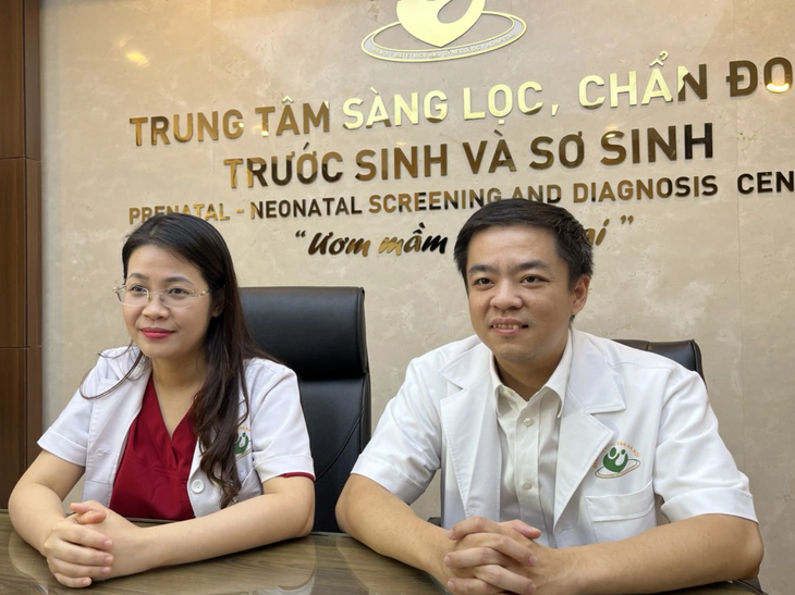 TS Đinh Thúy Linh (bên trái) và TS Đỗ Tuấn Đạt