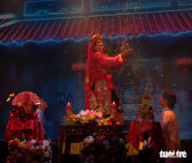Màn tái hiện hầu đồng với nghệ thuật ảo thuật của thí sinh Đinh Thị Liên đến từ Liên đoàn Xiếc Việt Nam - Ảnh: LINH ĐOAN