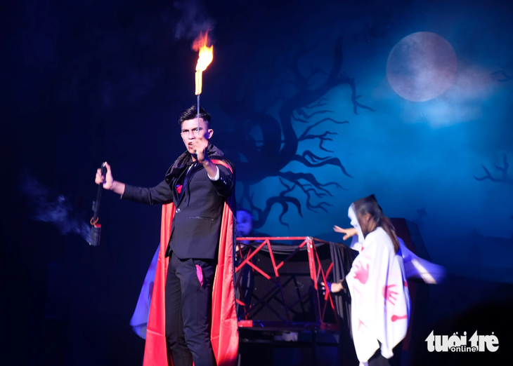 Ảo thuật gia Tăng Hồng Phúc (CLB ảo thuật Tiền Giang) hóa Dracula trong phần thi của mình - Ảnh: LINH ĐOAN