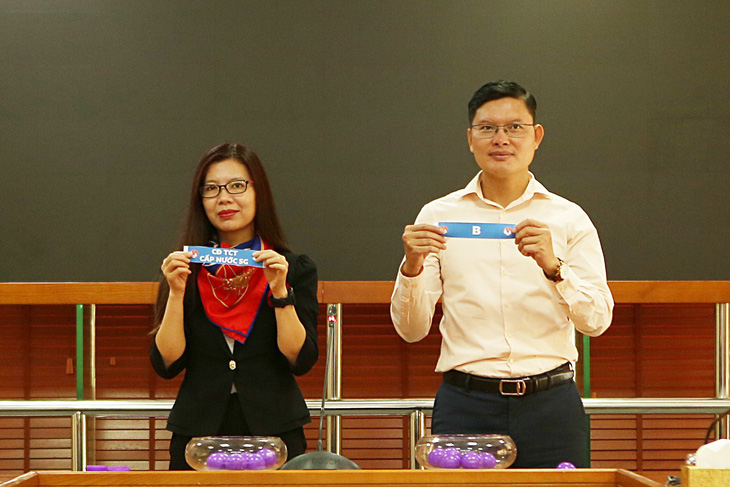 Đại diện Tổng liên đoàn Lao động Việt Nam (phải) và báo Tuổi Trẻ bốc thăm chia bảng vòng chung kết Giải vô địch bóng đá công nhân toàn quốc 2023 - Ảnh: HOÀNG TÙNG