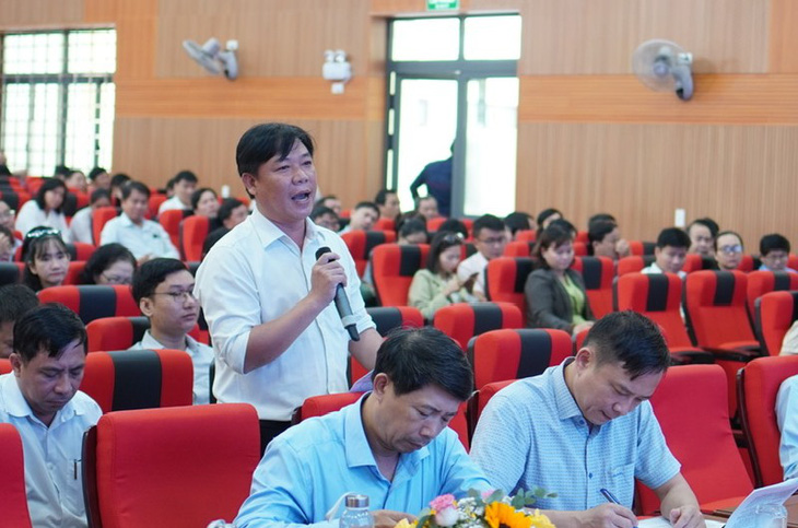 Ông Lê Minh Hưng - bí thư Đảng ủy xã Tịnh Thiện - nói thực trạng làm không được nhưng bỏ phiếu lại hoàn thành xuất sắc nhiệm vụ