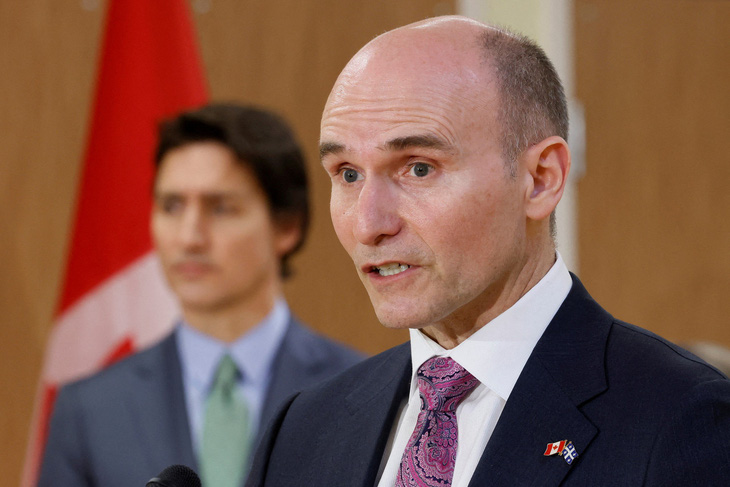 Bộ trưởng Jean-Yves Duclos (phải) và Thủ tướng Justin Trudeau tại cuộc họp báo ở Ottawa, Canada ngày 7-2 - Ảnh: REUTERS